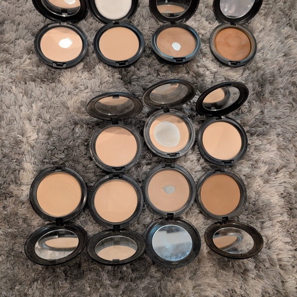 Black Round Containers - Picture 4 of 12